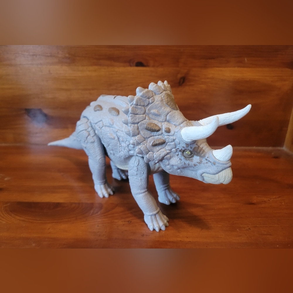 Jurassic World Epic Evolution Gigantic Trackers Triceratops